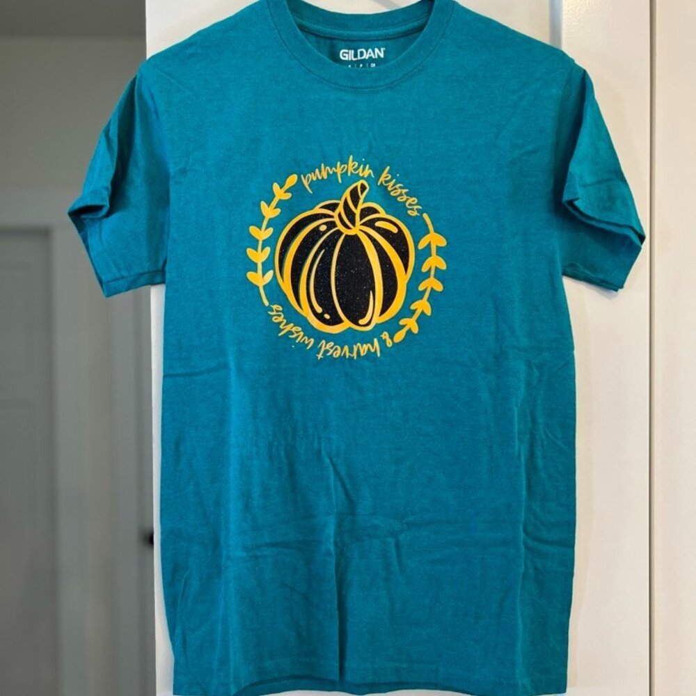 Women's small "pumpkin kisses & harvest wishes" short sleeve shirt.